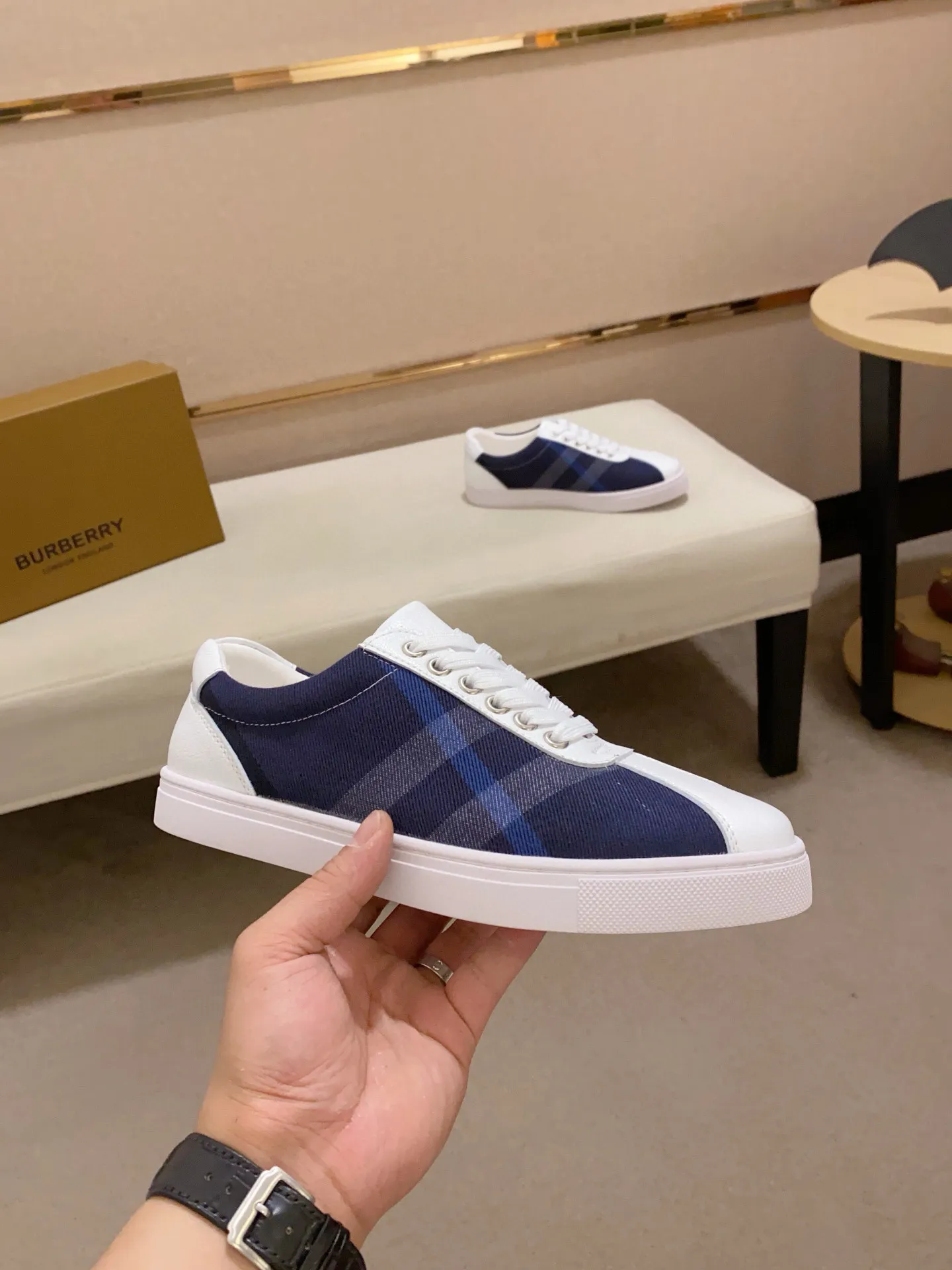 Men's shoes 💰: 400💰🥳◾️▫️The new Burberry men's classic low-top sneakers are reinterpreted with Vintage retro plaid cotton material and calfskin, decorated with a new brand logo. First-layer sheepskin lining, embossed Burberry logo on the heel, and original TPU outsole! Code number: 38-44. Can be customized45